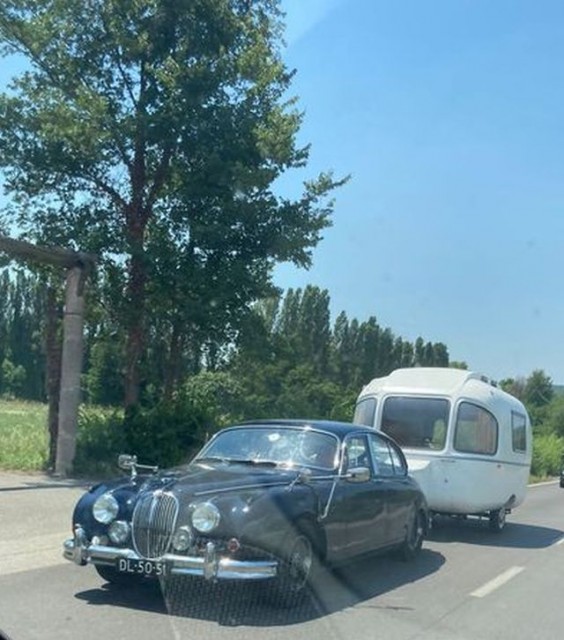 Jaguar Mk II + Wohnwagen.jpg